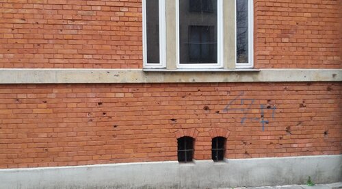 Ślady pocisków na elewacji kamienicy przy ul. Garncarskiej. Fot. Adam Kapusta