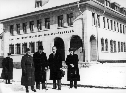 Szwajcaria, Oberburg, po klęsce Francji w 1940 r. Wizyta ministra Aleksandra Ładosia (3. od prawej) w jednym z obozów internowania polskich żołnierzy 2. Dywizji Strzelców Pieszych. Ze zbiorów NAC (autor zdjęcia: Czesław Datka)