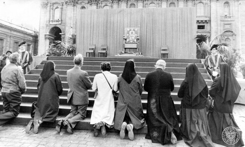 13 maja 1981, po zamachu na papieża Jana Pawła II grupa osób (polscy pielgrzymi) modli się do obrazu Matki Bożej ustawionego na tronie papieskim. Fot. z zasobu IPN