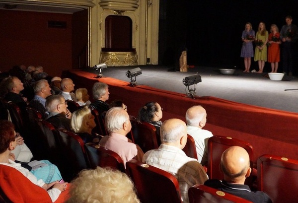 Sztuka teatru jako nauczycielka historii