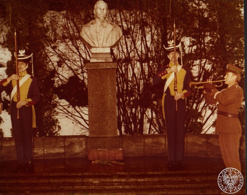 Obchody Dnia Podchorążego (29 listopada) w WSO w Legionowie. Uroczystość pod pomnikiem patrona szkoły Feliksa Dzierżyńskiego, lata 70. Fot. z zasobu AIPN