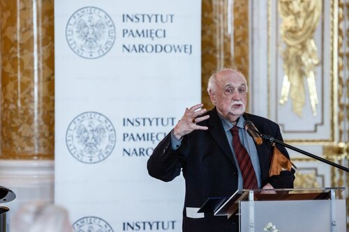 Zbigniew Chrzanowski - jeden z bohaterów artykułu; kierujący Polskim Teatrem Ludowym we Lwowie od 1966 r. do opisanych tu wydarzeń, po których, poddany represjom sowietów, musiał opuścić rodzinny Lwów i wyjechał do PRL; obecnie (mieszkając w Polsce) dyrektor artystyczny i reżyser tego Teatru. Tu na Zamku Królewskim w Warszawie, podczas wystąpienia po odebraniu przyznanej zespołowi Polskiego Teatru Ludowego we Lwowie nagrody IPN „Kustosz Pamięci Narodowej”, 10 maja 2018 r. Fot. z zasobu IPN