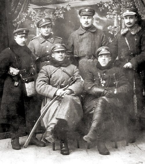 Dowództwo ochotniczego oddziału braci Dąbrowskich, luty 1919 r; siedzą od lewej mjr Władysław Dąbrowski  i rtm. Jerzy Dąbrowski