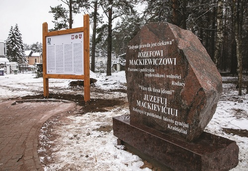 Kamień pamiątkowy w podwileńskim Czarnym Borze, gdzie mieszkał Józef Mackiewicz. Fot. Joanna Bożerodska/zw.lt