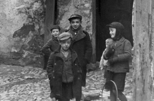 Grupa dzieci na podwórku w krakowskim getcie. Fot. NAC