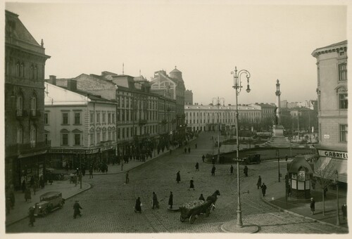 Polska, Lwów, plac Mariacki i pomnik Adama Mickiewicza, przed 1925. Ze zbiorów BN - polona.pl (autor zdjęcia: Marek Münz)