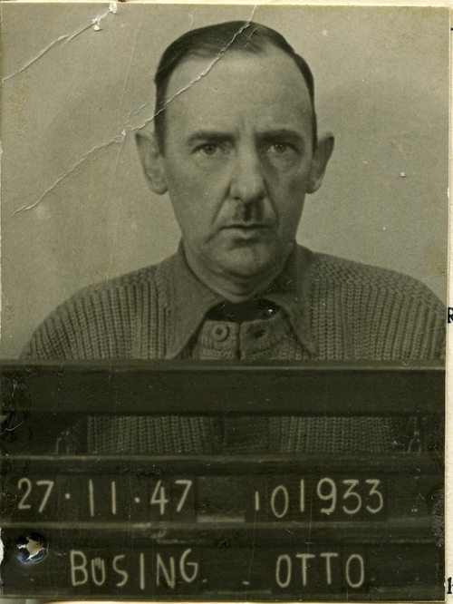 Funkcjonariusz Adst Sipo Kielce SS-Sturmscharführer Otto Büssing, obecny w Michniowie podczas pacyfikacji. Zdjęcie portretowe wykonane w 1947 roku po zatrzymaniu Büssinga, ubranego tu po cywilnemu (sweter, koszula). Büssing, mężczyzna w średnim wieku o podłużnej głowie, ma tu wysokie czoło, nieduży wąsik i włosy zaczesane do tyłu.