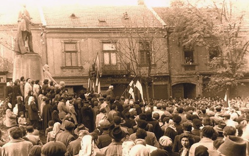 Sátoraljaújhely– wiec na placu przed pomnikiem Kossutha, 1956 r. Fot. ujhely56.hu