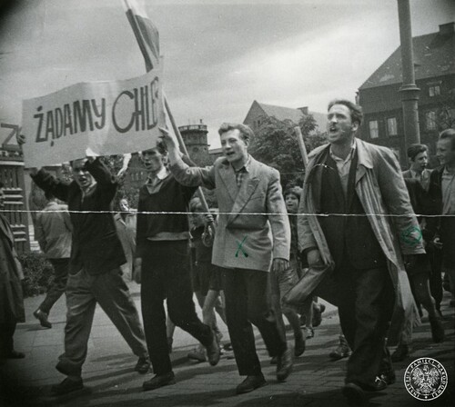 Poznański Czerwiec ’56. Demonstranci idący ulicą w Poznaniu. Fot. z zasobu IPN