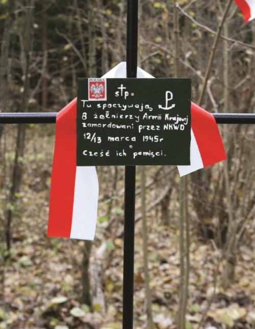 Las koło Piaskowców, mogiła AK-owców zamordowanych przez oddział pozorowany NKWD 13 marca 1944 r.  Fot. ze zbiorów autora