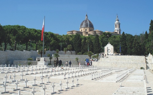 Polski Cmentarz Wojenny w Loreto, w tle bazylika Santa Casa