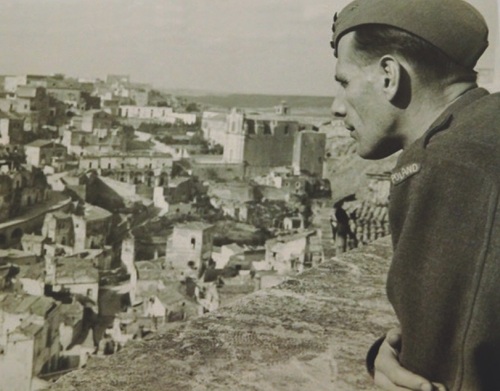 Zdjęcie polskiego żołnierza z wystawy o 2. Korpusie Polskim w Museo Archeologico Nazionale „Domenico Ridola” w Materze