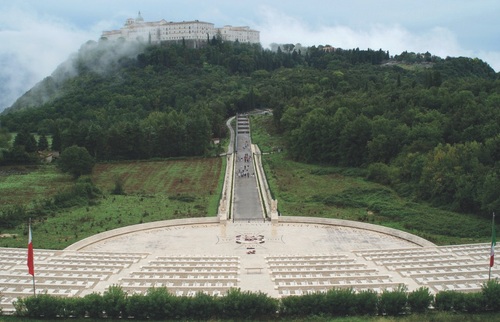 Polski Cmentarz Wojenny u podnóża odbudowanego klasztoru na Monte Cassino