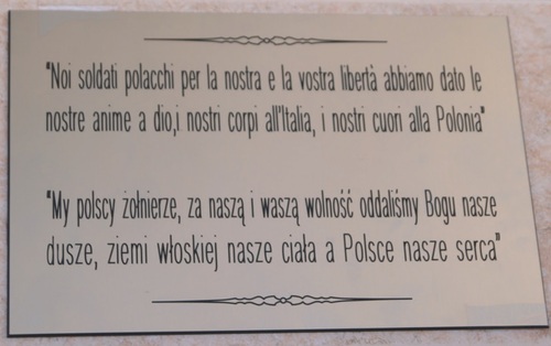 Tablica przy drzewie oliwnym posadzonym przez polskie i włoskie dzieci w 2015 r.