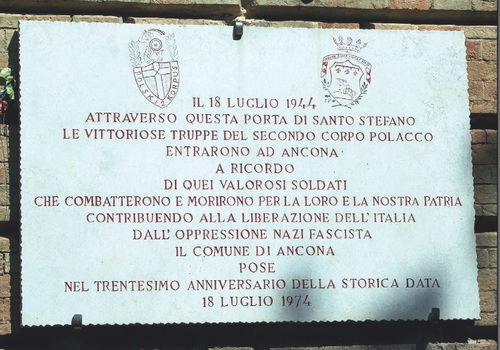 Tablica upamiętniająca wejście do Ankony oddziałów 2. Korpusu Polskiego 18 lipca 1944 r.