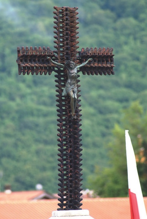 Krzyż z gąsienic transportera opancerzonego wieńczący pomnik polskich żołnierzy w Acquafondacie
