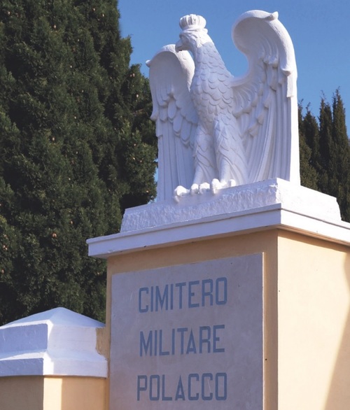 Orzeł strzegący polskich grobów na Polskim Cmentarzu Wojennym w Casamassimie