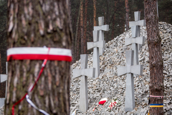 „Na zawsze pozostaną w naszej pamięci”. Ślady ofiar zbrodni katyńskiej na cmentarzu w Bykowni pod Kijowem