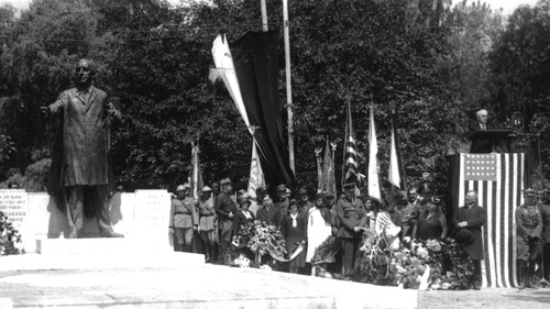 Odsłonięcie pomnika prezydenta Wilsona w Poznaniu. Przemawia ambasador Stanów Zjednoczonych w Polsce John Willys, 4 lipca 1931 r. Fot. NAC