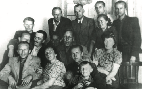 Grupa oficerów Komendy Okręgu Wileńskiego AK w maju 1945 r. w Białymstoku, zaraz po ewakuacji (fot. IPN)