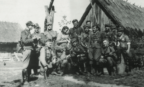 Żołnierze 5. Wileńskiej Brygady AK na Białostocczyźnie w 1945 r.; czwarta od lewej stoi Danuta Siedzikówna „Inka” (fot. IPN)
