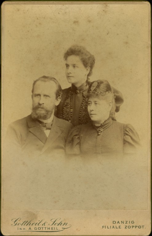 Maria Chełkowska z rodzicami, Janem Donimirskim i Zofią z Mittelstaedtów Donimirską w dniu 25. rocznicy ślubu, 15 maja 1897 r.