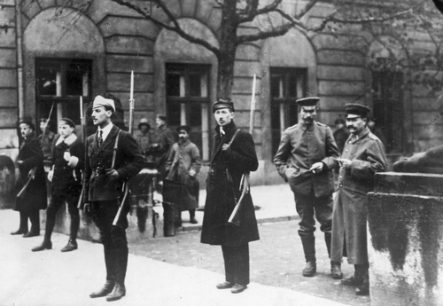 Rozbrajanie Niemców w Warszawie - warta studentów. W głębi widoczni rozbrojeni żołnierze niemieccy, listopad 1918 r. Fot. NAC