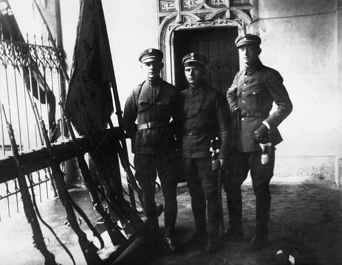 Pierwsza warta polska na odwachu krakowskim. Od lewej stoją: Czesław Zajączkowski (trębacz), Wilhelm Stec, porucznik Jan Gawron, 31 października 1918 r. Fot. NAC