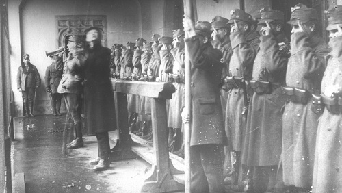 Polacy z armii austriackiej składają przysięgę na odwachu krakowskim, 31 października 1918 r. Fot. NAC