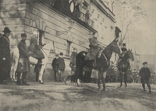 Jerzy Szczurek (w centrum, na koniu) w czasie przysięgi Milicji Polskiej Śląska Cieszyńskiego w Cieszynie. Źródło Wikimedia Commons (CC0 1.0)