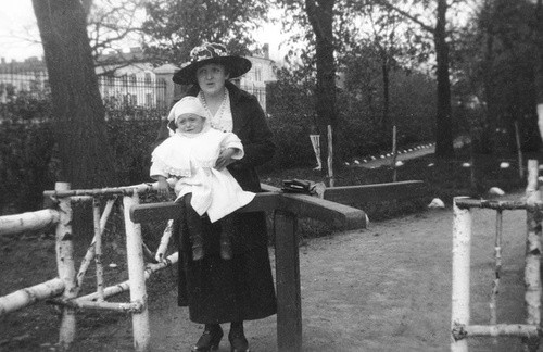 Kobieta z dzieckiem, najprawdopodobniej rok 1918 (fot. Narodowe Archiwum Cyfrowe)