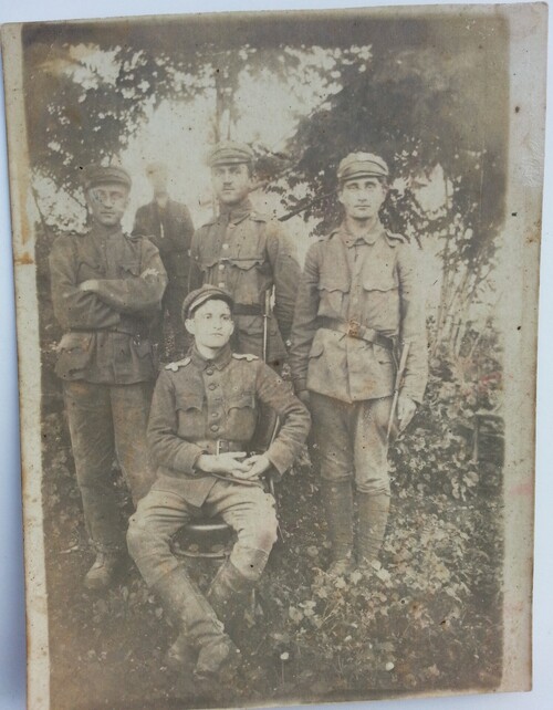 Mieczysław Kumięga z kompanami z frontu. Fot. przekazana przez Rodzinę