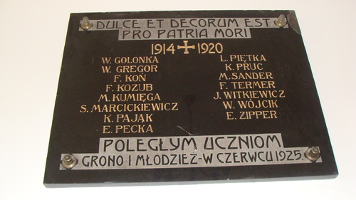 Tablica w Zespole Szkół im. gen. Władysława Sikorskiego w Rudniku nad Sanem, dawnym Państwowym Seminarium Nauczycielskim Męskim. Fot. Anita Gietka