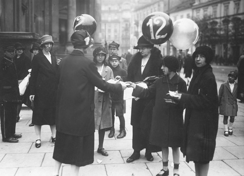 Kobiety agitujące w dniu wyborów do Rady Miejskiej w Warszawie na pl. Trzech Krzyży przy kościele św. Aleksandra. W tle zabudowa u wylotu ul. Książęcej, 22 maja 1927 r. Fot. NAC
