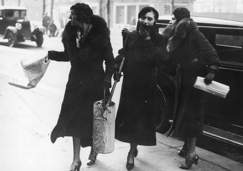 Francuskie sufrażystki walczące o prawo wyborcze. Kobiety przygotowujące się do rozklejania plakatów propagandowych w Paryżu przy Rue de Rennes, 1933 r. Fot. NAC