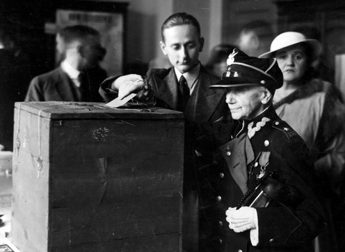 Weteranka powstania styczniowego Maria Fabianowska podczas głosowania w wyborach do Sejmu w 1935 r. Fot. NAC