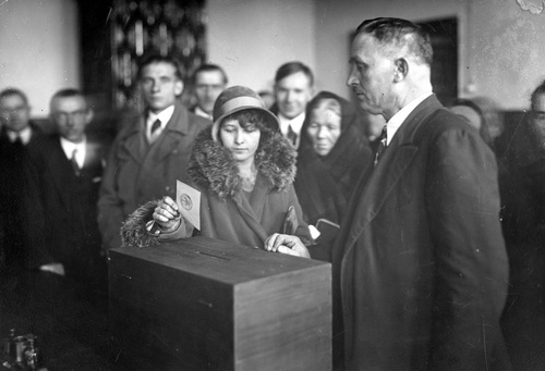 Mieszkańcy Borka Fałęckiego (wówczas koło Krakowa) podczas głosowania w wyborach do Sejmu w 1930 r. Fot. NAC