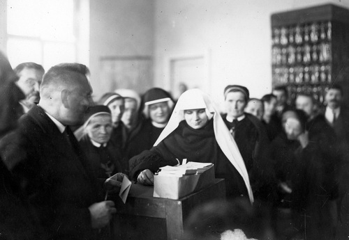 Siostry zakonne z Łagiewnik podczas głosowania w wyborach do Sejmu w 1930 r. Fot. NAC