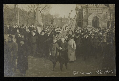 Wielki pochód narodowy w Warszawie 17 listopada 1918 r. Ze zbiorów BN - polona.pl