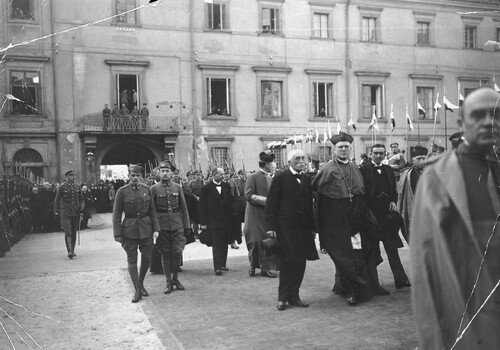 Warszawa, 27 października 1917 r., członkowie Rady Regencyjnej: książę Zdzisław Lubomirski, arcybiskup Aleksander Kakowski i hrabia Józef Ostrowski przed intromisją (uroczystości wprowadzenia na urząd miały miejsce w katedrze św. Jana i na Zamku Królewskim). Ze zbiorów NAC (autor zdjęcia: A. Dulęba)