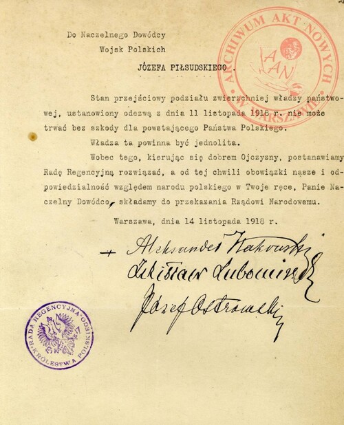 Akt przekazania już pełni władzy, także cywilnej, Józefowi Piłsudskiemu przez Radę Regencyjną, 14 listopada 1918 r. Ze zbiorów AAN