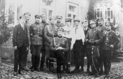 Por. Adam Rudnicki (siedzi pośrodku grupy), przywódca powstania sejneńskiego, 1919. Fot. Wikimedia Commons/domena publiczna