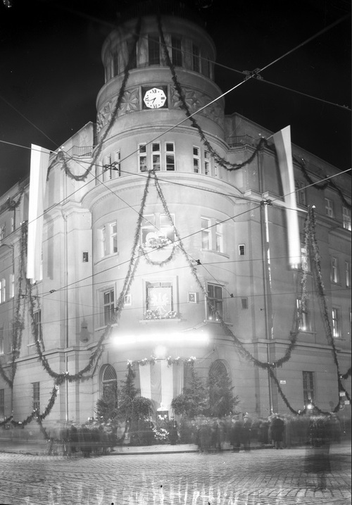 Dekoracja gmachu Poczty Głównej z okazji Święta Niepodległości, 11 listopada 1934 r. Fot. NAC