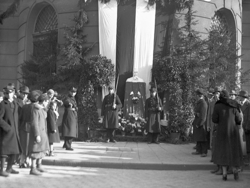 Popiersie Józefa Piłsudskiego przed gmachem Poczty Głównej z okazji Święta Niepodległości, 11 listopada 1934 r. Fot. NAC