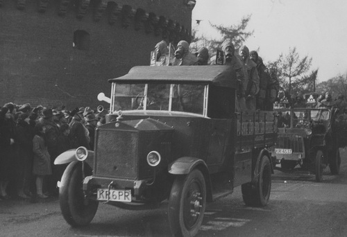 Przejazd samochodami członków Ligi Obrony Przeciwlotniczej i Przeciwgazowej w maskach przeciwgazowych podczas defilady z okazji Święta Niepodległości w Krakowie, 11 listopada 1933 r. Fot. NAC