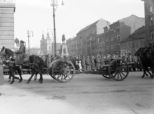 Oddziały artylerii podczas defilady z okazji Święta Niepodległości w Krakowie. W głębi pomnik Grunwaldzki, 11 listopada 1934 r. Fot. NAC
