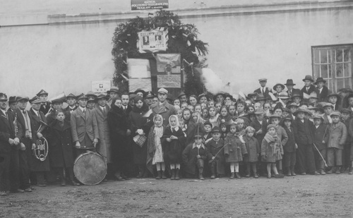 Obchody Święta Niepodległości w Mogilanach koło Krakowa, 11 listopada 1933 r. Fot. NAC