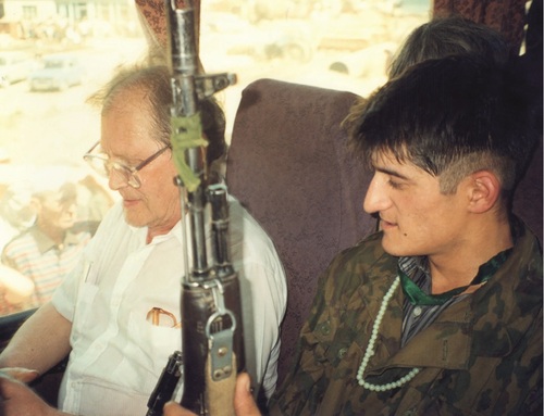Siergiej Kowalow w autobusie z zakładnikami w Budionnowsku, 1995 r. Fot. memo.ru