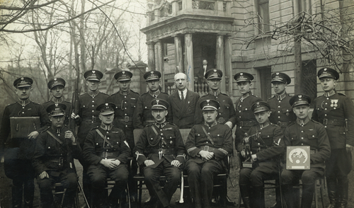 70 Józef Torwiński (siedzi trzeci od lewej) w okresie służby w Łodzi (Fot. IPN)