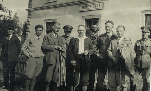 Józef Torwiński (trzeci od lewej) na stacji kolejowej w Woronience, woj. stanisławowskie (fot. IPN)